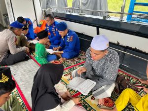 Anak Pulau Pandan Antusias Ngaji di Perpustakaan Terapung Ditpolairud Polda Jambi