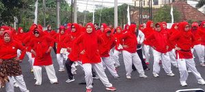 Hesti, Ratu dan Juniwati Masjchun Kolaborasi Gaungan Senam Tera di Jambi