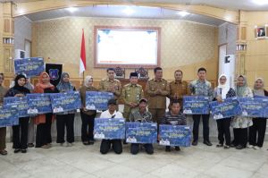 Gubernur Serahkan Bantuan Rp1,1 Miliar untuk Korban Kebakaran di Sungai Dualap