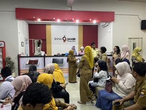 ATM dan MBanking Tak Bisa Diakses, Sejumlah Kantor Bank Jambi Diserbu Nasabah 