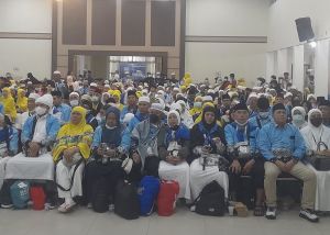 Sambut Jamaah Haji Kloter 13, Gubernur Al Haris Minta Maaf atas Kekurangan Layanan