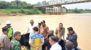 Bersama Anggota DPR RI, Kemas Faried Tinjau Ancaman Longsor di Pasir Panjang