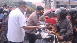 Dampak Kabut Asap Kian Terasa, Ketua DPRD Kota Jambi Bagikan Masker ke Masyarakat
