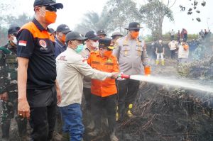 Lewati Medan Sulit, Al Haris Turun Padamkan Karhutla di Pelosok Tanjabtim