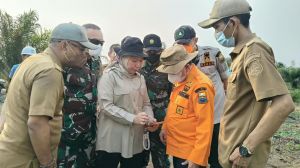 Satgas Kerahkan Waterbombing dan Alat Berat Atasi Karhutla Tahura Orang Kayo Hitam